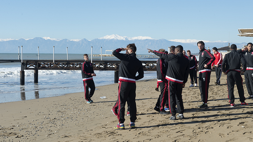 包含阿贾克斯擒首位晋级，土耳其球员火爆表现的词条