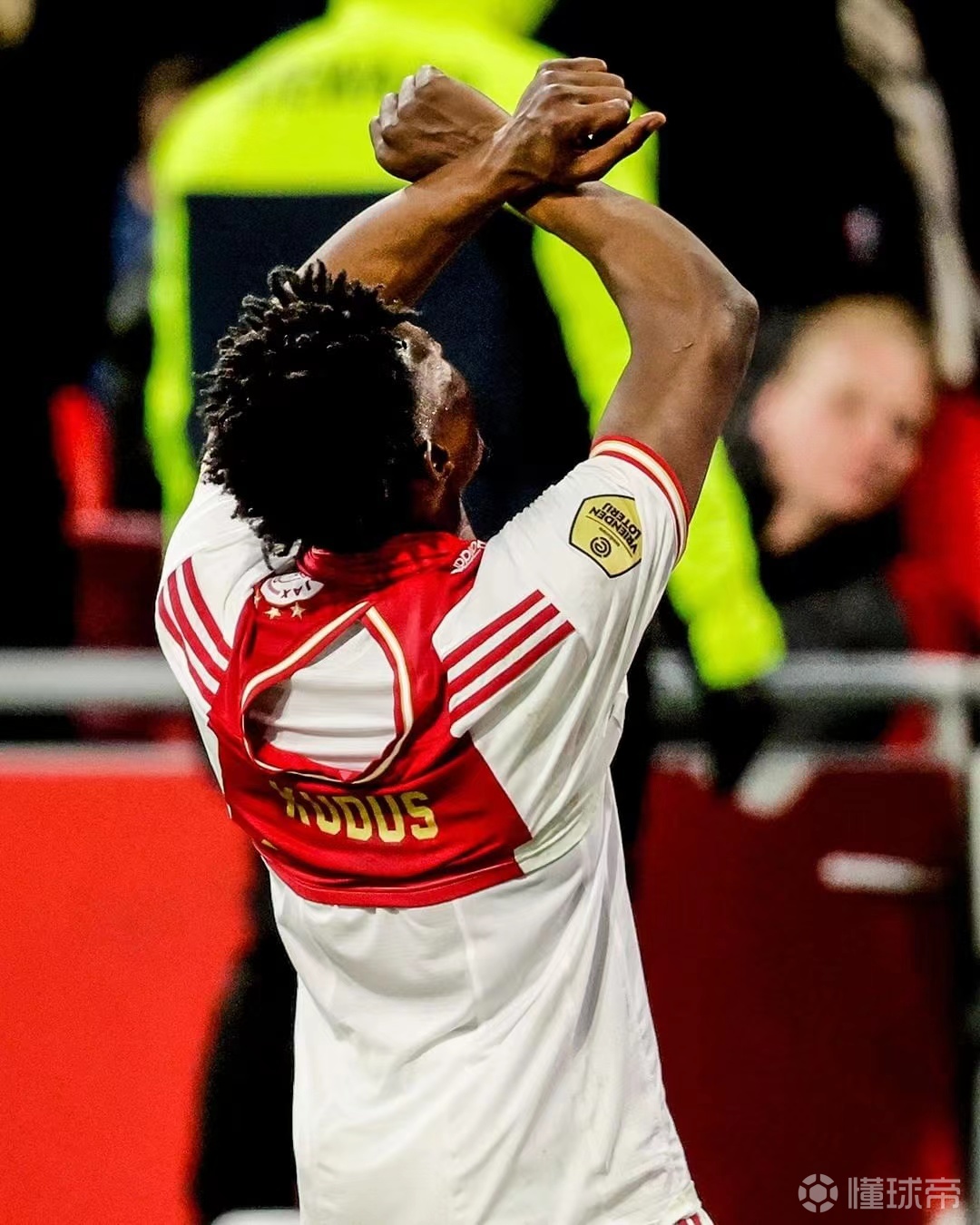 包含阿贾克斯擒首位晋级，土耳其球员火爆表现的词条