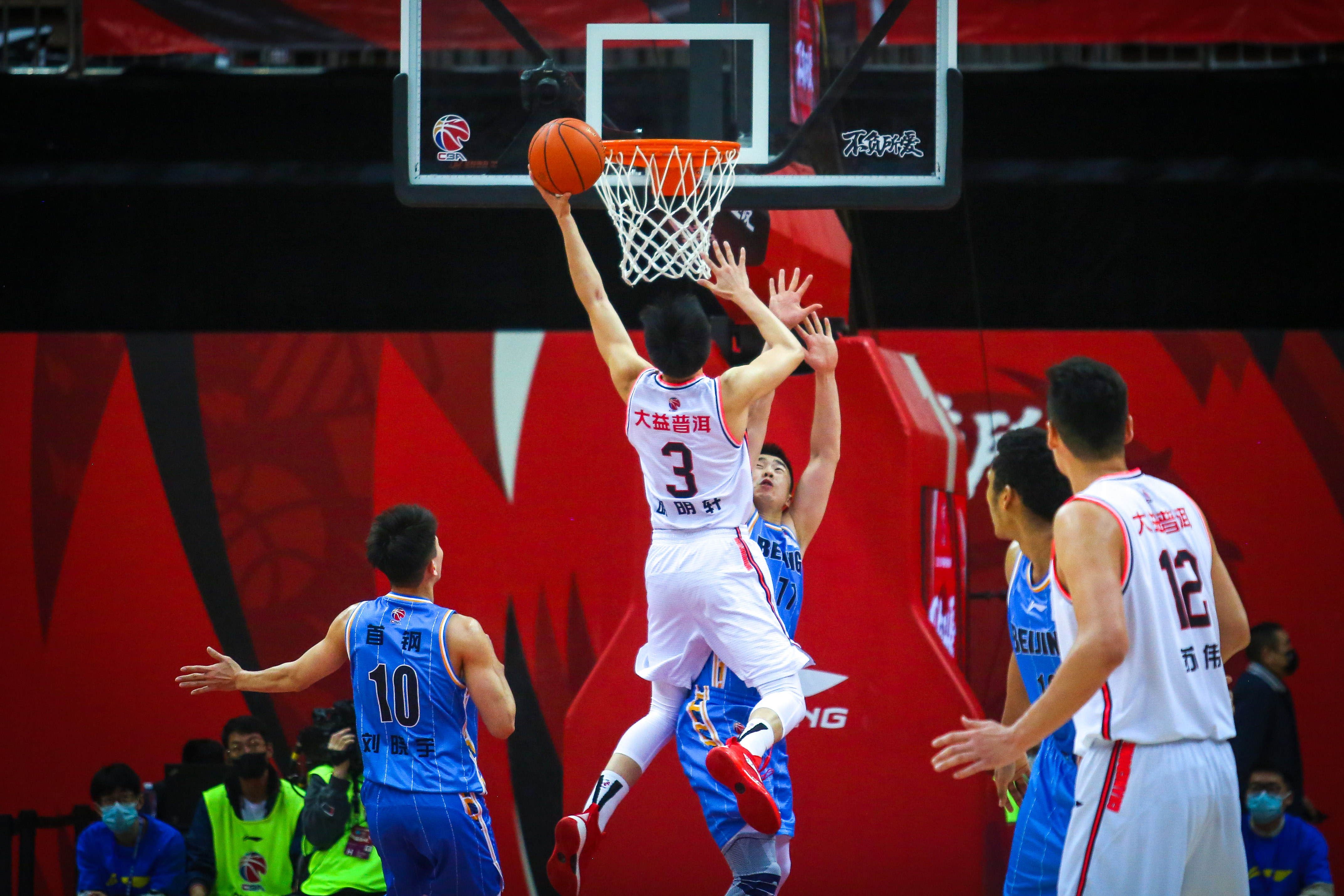 比赛关键进球险象环生，决胜一击分出胜负(比赛中进攻队员将球直接掷入对方球门,应判)