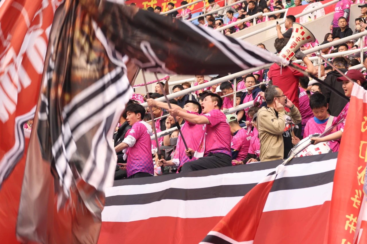 国内足球联赛成为新闻热点,球迷热情高涨的原因 国内足球联赛成为新闻热点,球迷热情高涨的原因